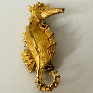 Vintage Gold Tone Seahorse Brooch Nautical Marine Life‎ Textured Pin 2"